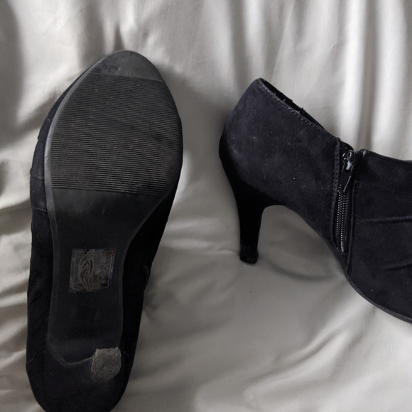 Crisscross black booties in faux suede - Picture 4 of 4